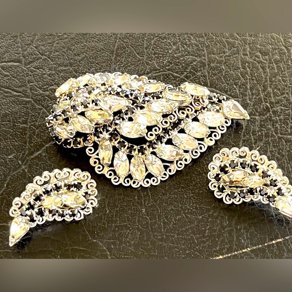 ‘HOBE vintage rhinestone set